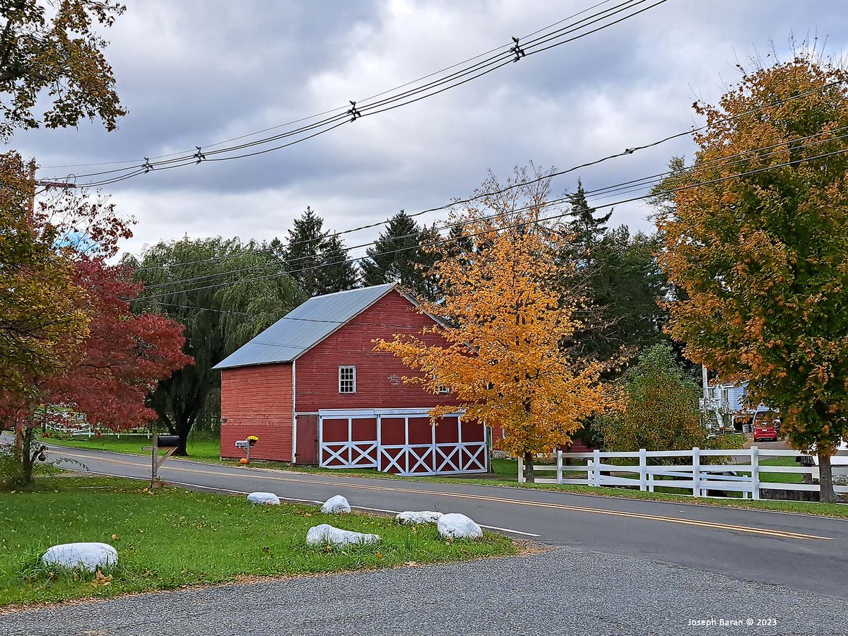 JosephJoeBaran's tweet photo. #fall #autumn #foilayage #barns #farms #farmlife #countrylife #countryliving #redbarns #americanfarmhousestyle #whitefence #americanmade #nj #daytrip #photograghy #photo #nature https://t.co/dvDwq9J2FL