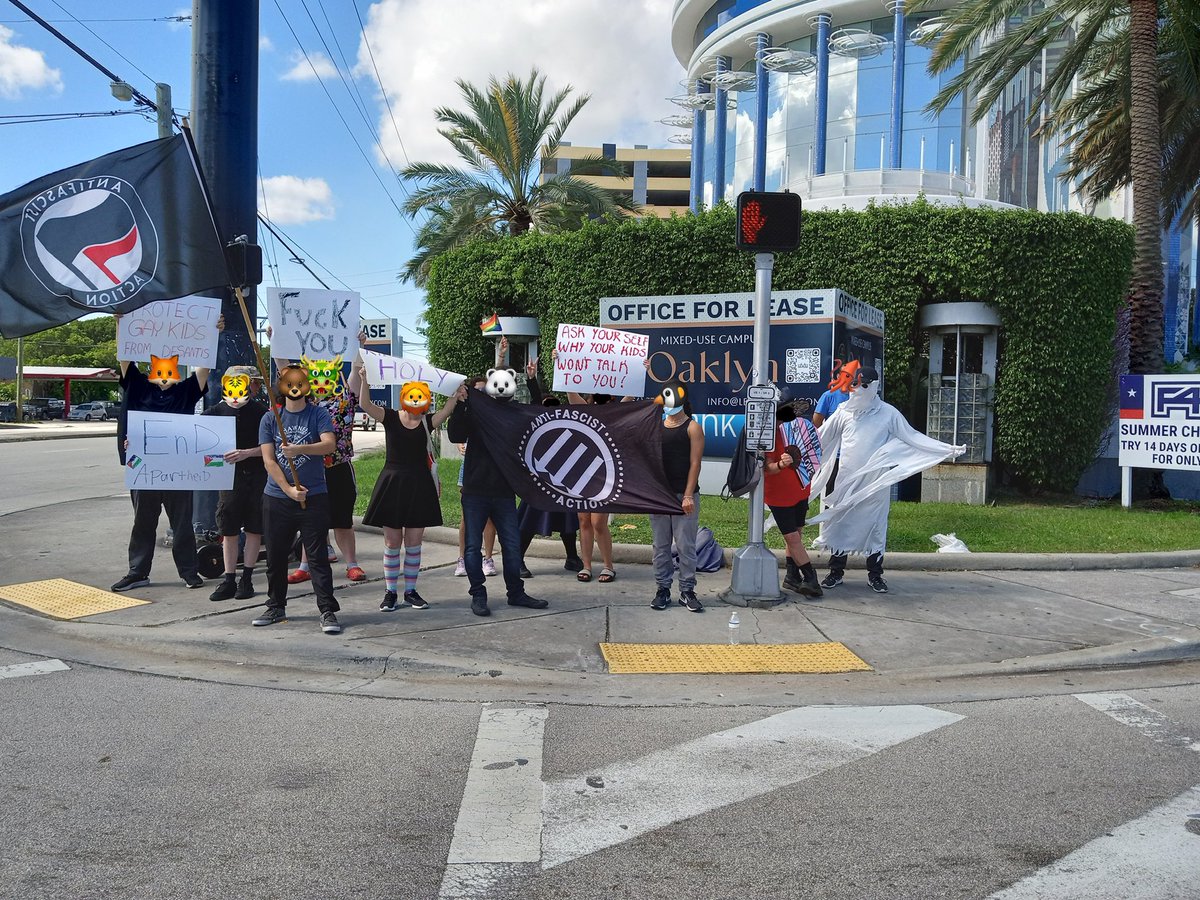 “We say gay! We say trans! Fuck these fascists and their bans!” — queer anti-fascists

Queer & trans anti-fascists, anarchists, & socialists disrupted a hate rally by local fascists

#BashBackFL #TheseQueersBashBack #FuckOffFascists #WeAreEverywhere #Transtifa #CommunityDefense