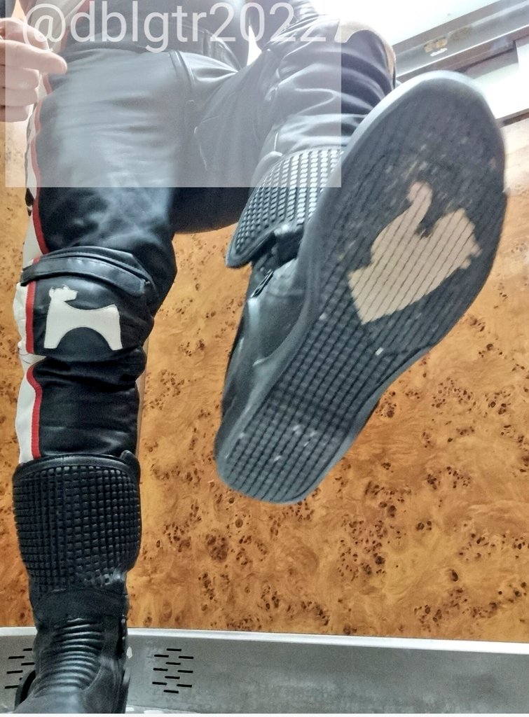 Patético, seguro que ves esto y vuelves a palmar pensando en como te tatuo el puma de la suela en la frente después de pasarte bien la cara como la.cucaracha que eres ante mi! Y luego a la puta calle a ser la Mofa y que la peña se descojone de ti gusano!😂🤣