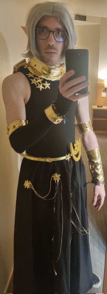 Back in my hotel room after Fan Fest. Had an amazing time! Everyone was so friendly- Cosplayers, devs, staff. <a href="/Xepla/">Zepla 🇺🇦 🇺🇸</a> <a href="/XenosysVex/">Xenosys</a> <a href="/PreachGaming/">Mike</a>  was awesome to get to meet. A thank you to all involved in running the event 😁 #FFXIVFanFest