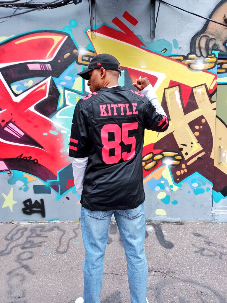 kareemslick's tweet photo. @49ers @LEVIS @gkittle46 Happy National Tight ends day and congratulations on 150 years of 501. Keep up the great work Levi's. Have a great Game tomorrow Kittle go be great. Go Niners #NationalTightEndsDay #150Yearsof501 https://t.co/ceDvECUKYg