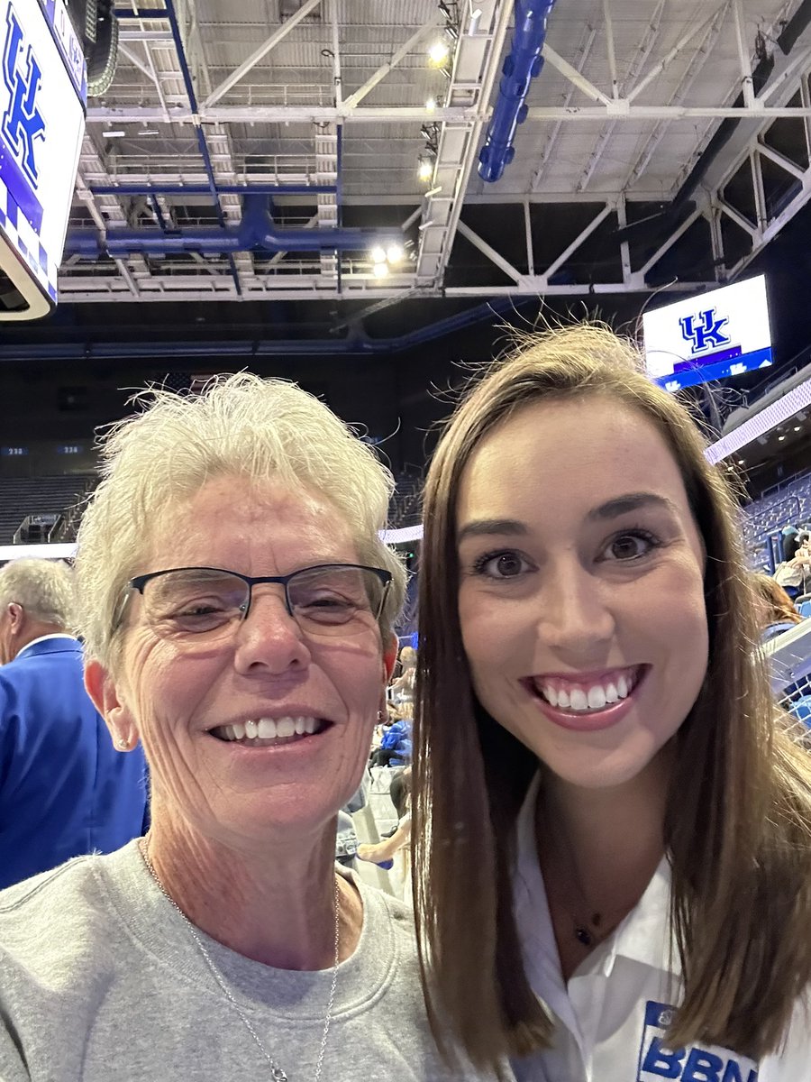 emilyhbarlow's tweet photo. @HarrisonJoanB at Coach Cal’s Women’s Clinic living her dream through @MaggieDavisTV and @MrsTylerKSR https://t.co/7Mb6t2l9JP
