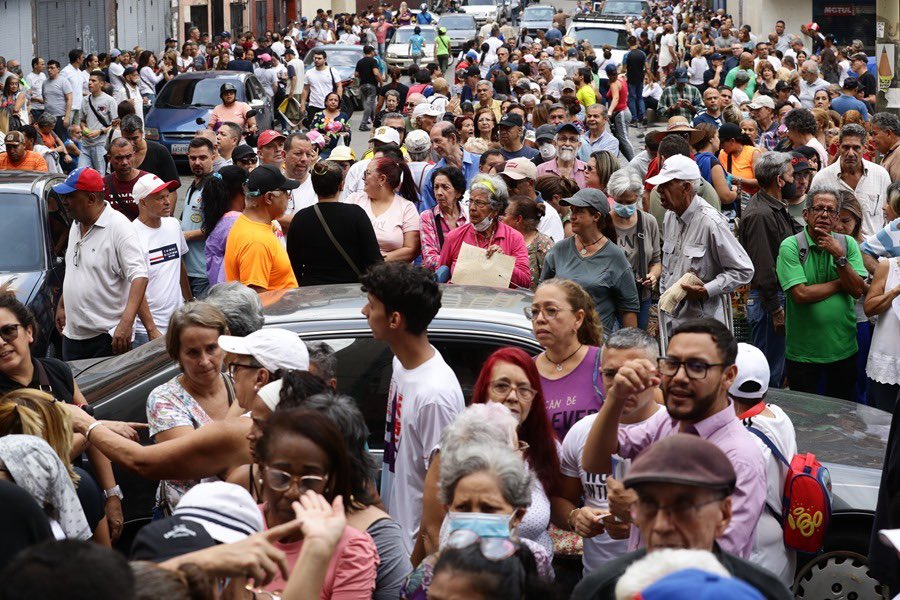 LesterToledo's tweet photo. Profundamente orgulloso y emocionado con toda la valentía y perseverancia de los venezolanos. 🇻🇪

Estoy convencido que Venezuela no se dejará vencer nunca. Gracias a todos los que dentro y fuera del país salieron cívicamente a votar y a derrotar las barreras 👏🏻

#CambioYa https://t.co/HkPucB5D86