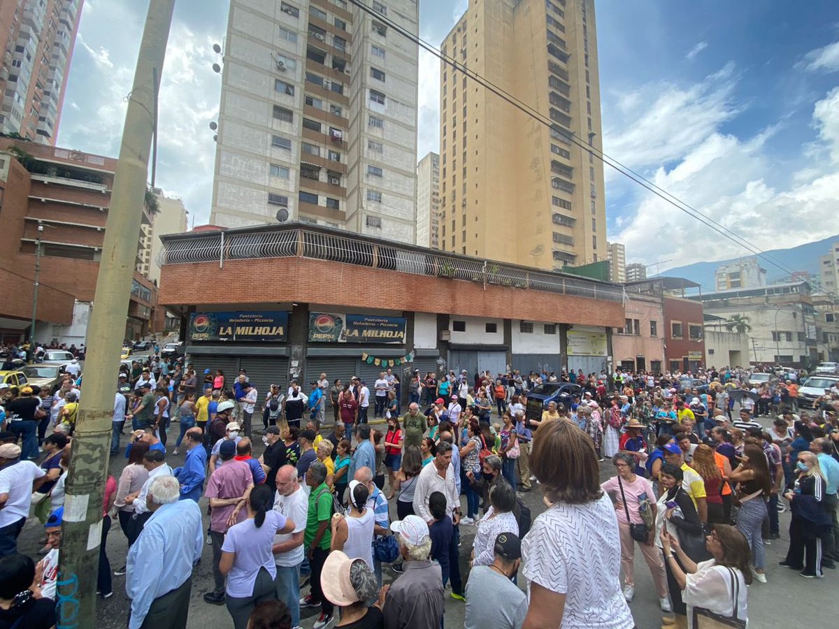 LesterToledo's tweet photo. Profundamente orgulloso y emocionado con toda la valentía y perseverancia de los venezolanos. 🇻🇪

Estoy convencido que Venezuela no se dejará vencer nunca. Gracias a todos los que dentro y fuera del país salieron cívicamente a votar y a derrotar las barreras 👏🏻

#CambioYa https://t.co/HkPucB5D86