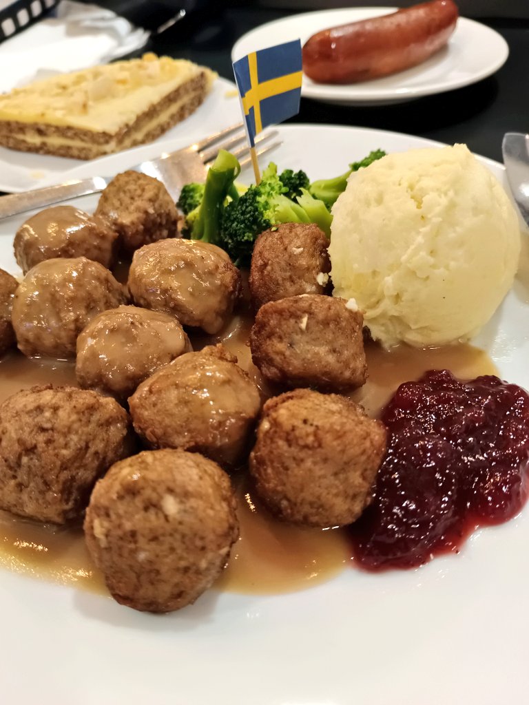 PixieDg's tweet photo. #IKEA meatballs and their Almondy almond cake never fails to hit the spot. 🇸🇪 https://t.co/LuK4Bq2cRT
