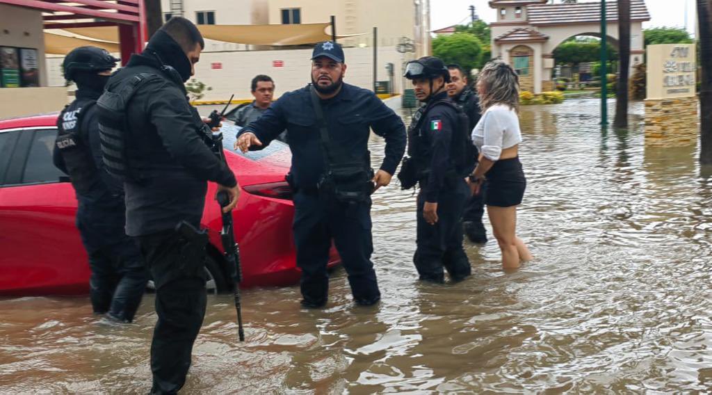 JuandDiosGamez's tweet photo. Seguimos con lluvias en todo Culiacán derivadas de los efectos de la tormenta tropical Norma, los invitamos a resguardarse en sus hogares y seguir las recomendaciones de @PC_Cln_. 
No bajemos la guardia, estamos atendiendo todas sus emergencias a través de los cuerpos de seguridad y auxilio.