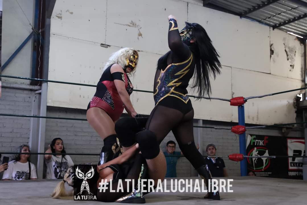 LaTijeraLucha's tweet photo. En lucha femenil las rudas #Rapiña y #DivaVirtual salen con la mano en alto ante la juvenil #MagiaAzul y #GuerreraIsis, quien sale con un ligero golpe, con la referí de lujo #DiosaNix en la última del dinamita #MascaraAño2000...
#latijeraluchalibre https://t.co/x31mhXGrxy