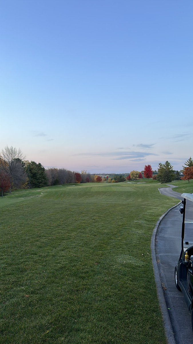 GolfQs's tweet photo. LE stave off a neutral golf cart (rattled) and go to 18 2UP. Dog fight https://t.co/0RYvdtdzpF