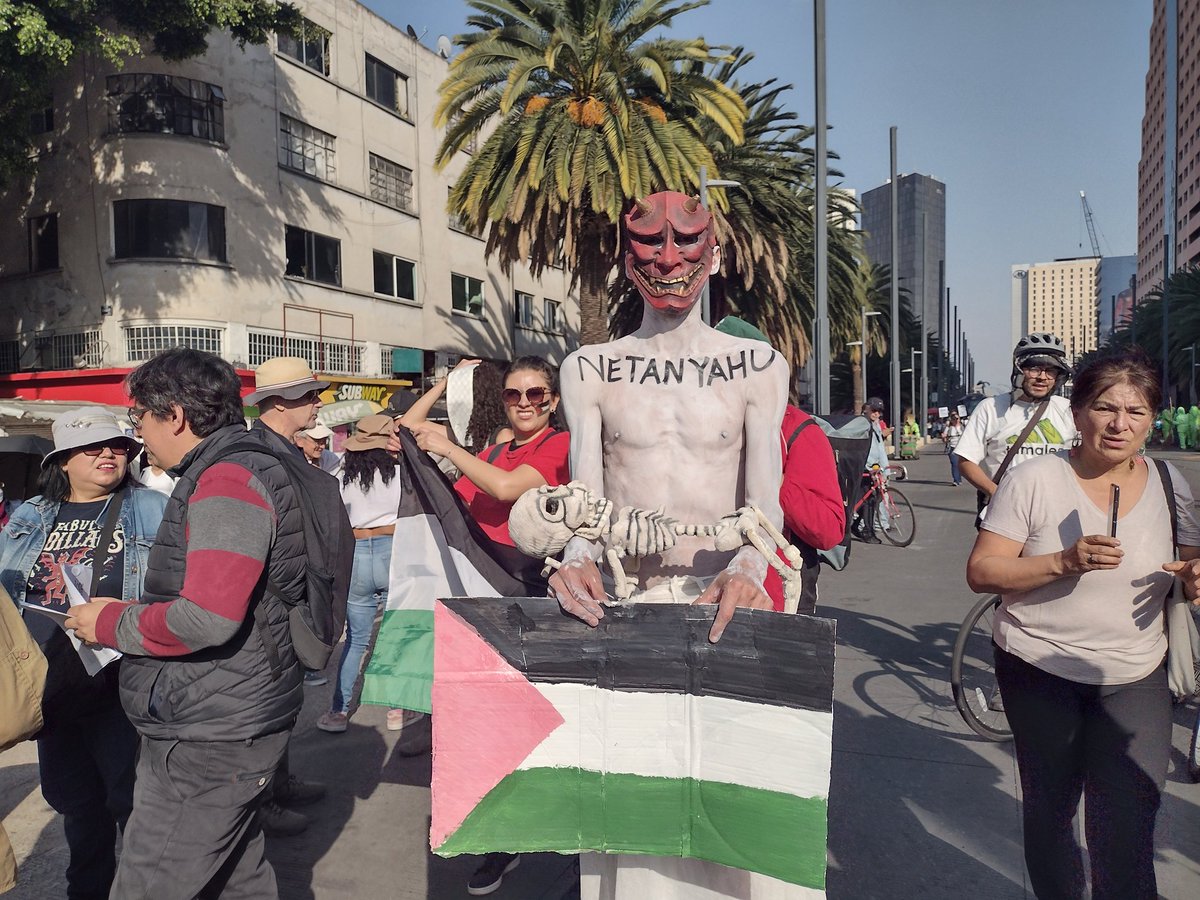 RevistaZocalo's tweet photo. Otras imágenes de la manuestación en contra de la guerra de Netanyahu impuesta a los palestinos, en las cercanías al Monumento a la Revolución. https://t.co/AdJBa1X2HW