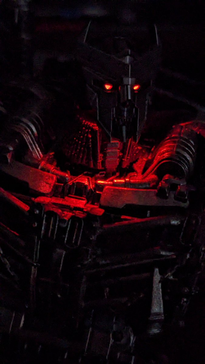 Primidian's tweet photo. Scourge head with LEDs
#Transformers #TransformersRiseoftheBeasts #transformersscourge #studioseries https://t.co/d1zFDE8DrD