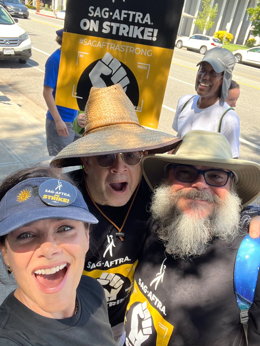 MeredthSalenger's tweet photo. So many more actors on so many different days! This is a drop in the bucket. Everybody wants a fair contract and health care.
#SagAFTRAStrike
@pattonoswalt Pedro Pascal @EverCarradine @jackblack @SamRichardson https://t.co/JkEylPJpMZ