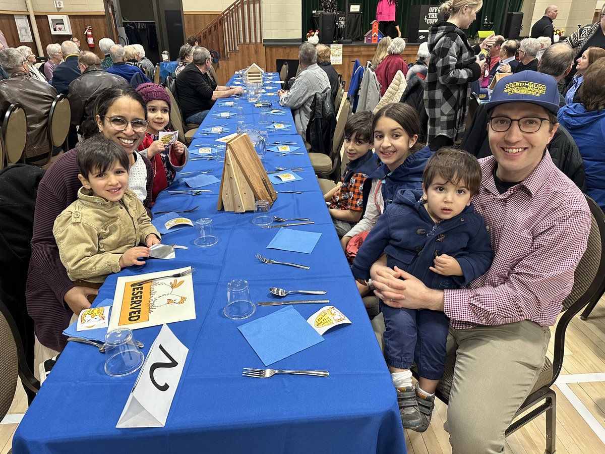 GarnettGenuis's tweet image. Josephburg Ag Society Chicken Dinner, with the whole flock. 

#strathco #josephburg #fortsask #shpk