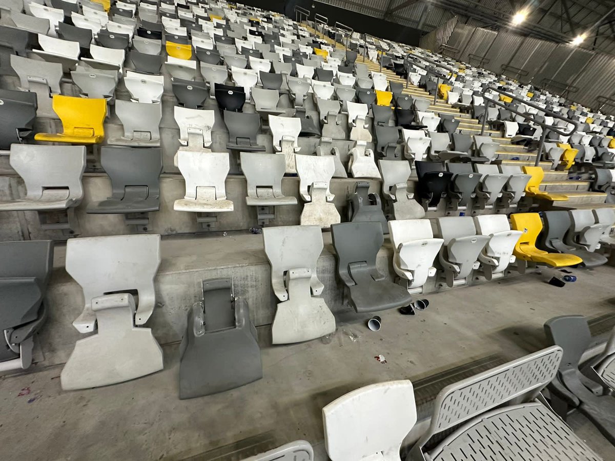 ArenaMRV's tweet photo. ameaças covardes as equipes de limpeza. 

As medidas tomadas pelo Atlético antes do clássico foram para tentar minimizar atitudes como essa. https://t.co/o7t23QhFQ4