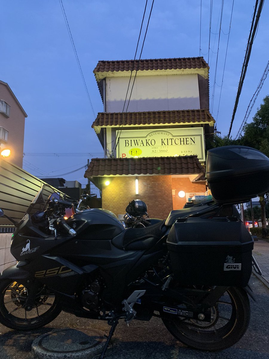 昨日久々にツーリング行ってきた。
307から彦根までいって琵琶湖周りを少しぶらぶらしてご飯食べて帰るルート

行きの307ですごいポージング撮ってくださったエクスターのジクサーの方どなたかしら🤣