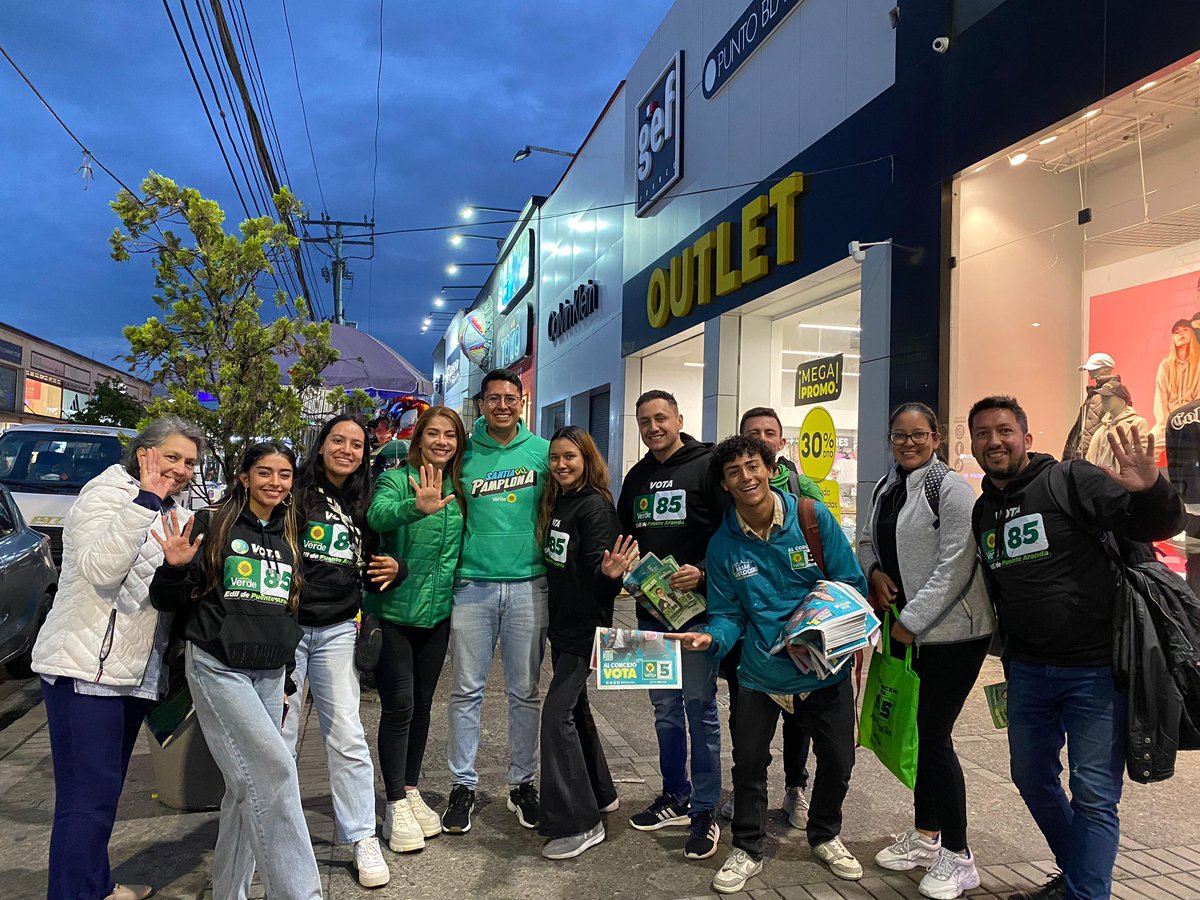 CathyJuvinao's tweet photo. ¡Junto a @ElJuliSastoque y a nuestro candidato a edil de #PuenteAranda @Spamplonav, con toda la energía en esta recta final! Hablando con la ciudadanía y compartiendo nuestras propuestas, hacemos equipo por nuestra amada Bogotá 💛❤️
Vota:
Concejo #VERDE5🌻
Edil #VERDE85🌻 https://t.co/D2y4MyRKUJ