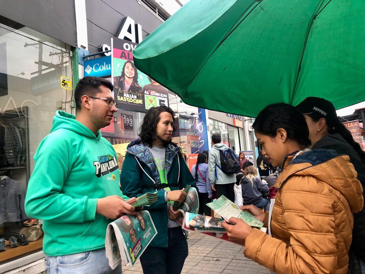 CathyJuvinao's tweet photo. ¡Junto a @ElJuliSastoque y a nuestro candidato a edil de #PuenteAranda @Spamplonav, con toda la energía en esta recta final! Hablando con la ciudadanía y compartiendo nuestras propuestas, hacemos equipo por nuestra amada Bogotá 💛❤️
Vota:
Concejo #VERDE5🌻
Edil #VERDE85🌻 https://t.co/D2y4MyRKUJ