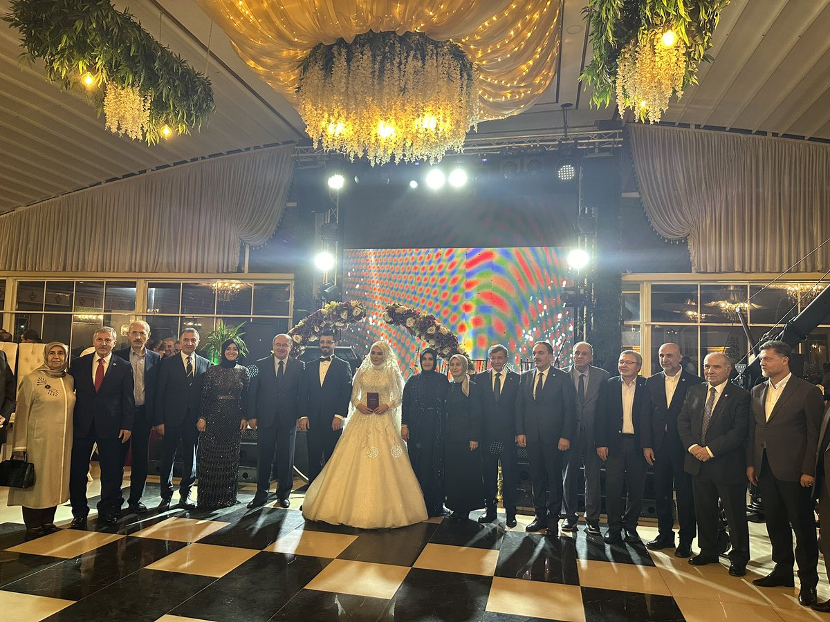MustafaBilici__'s tweet photo. Kızımız Rumeysa Ve Damadımız Taha Yasin’in Nikah Törenine Gelerek Bizleri Onurlandıran Sn. Genel Başkanımız @Ahmet_Davutoglu Ve Tüm Dost, Akraba Ve Arkadaşlarımıza Şükranlarımı Sunarım. https://t.co/Q6cy753rPK