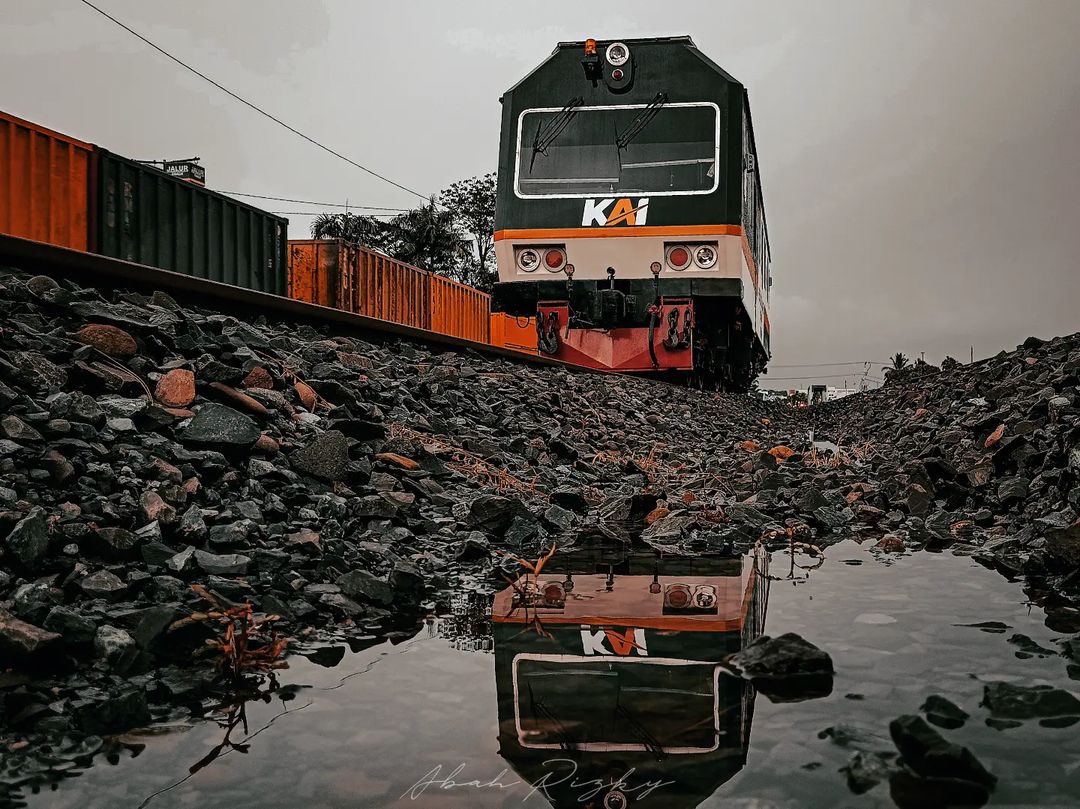Tak sanggup lagi diri ini menceritakan dirimu. Semua tentangmu terlukis indah dan tersimpan dalam relung hatiku. 

Perasaan, belum terlalu lama aku mengenal dan dekat denganmu. Namun, kau sudah jadikan aku seseorang yang paling lama disampingmu.

Semua ini karena seluruh rasa,