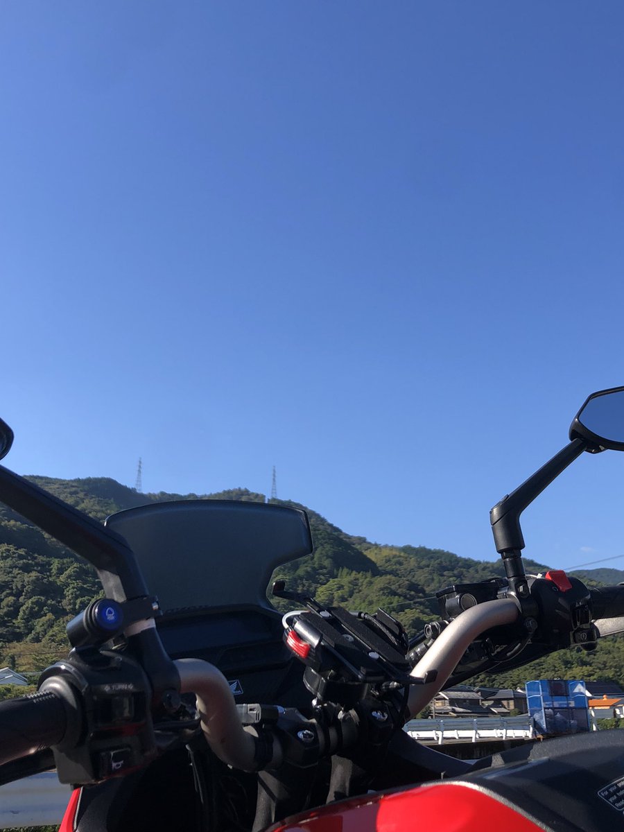 s_yamasiro's tweet photo. おはようございます☀
今朝の徳島市は良く晴れています。
本日は授業担当無いので振休取得。
今日は自分のツーリング。
池田まで高速使ってから、吉野川沿いを高知方向に走るか、早明浦ダム方向行ってみるか考えてます(笑)
みなさまもお気をつけて!
#イマソラ
#CB200 https://t.co/fF7Pw4DNVa