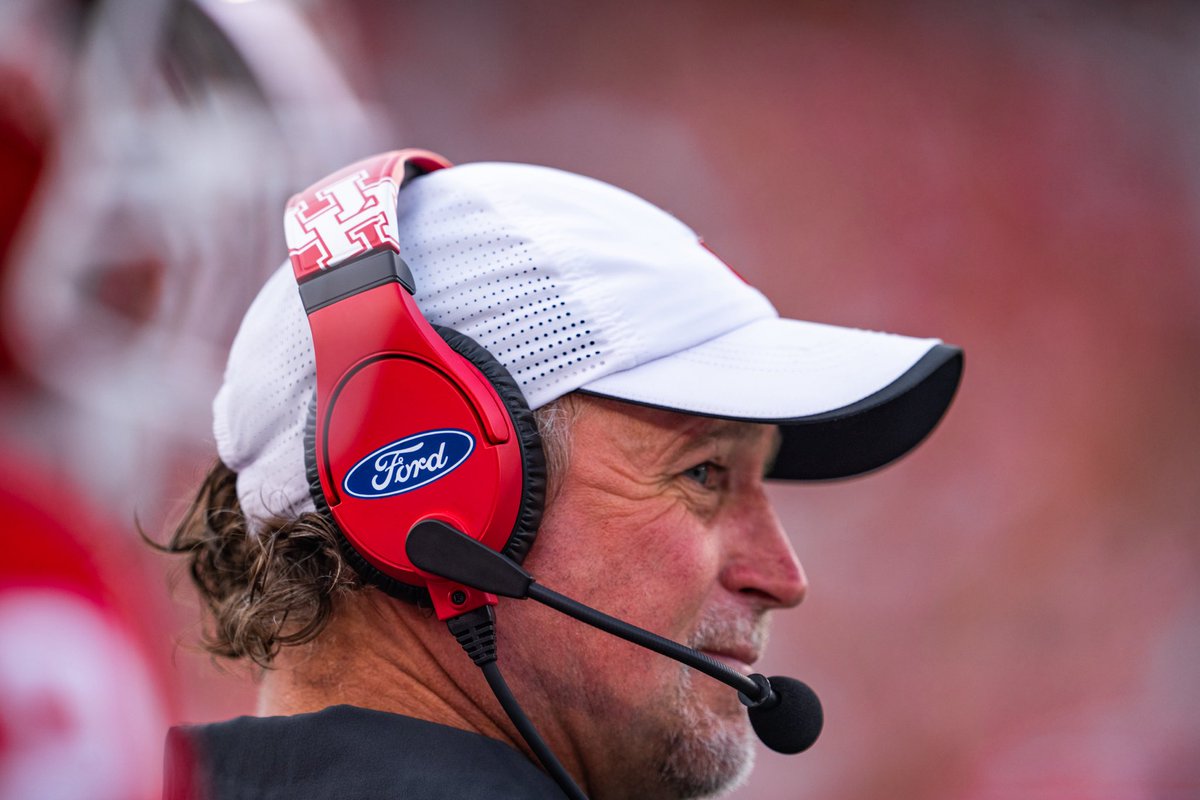 A closer look at the new custom <a href="/CoachComm/">CoachComm</a> headsets. Shout out to <a href="/CoachCommD1_NFL/">CoachCommD1_NFL🏈</a> Best in the biz! #GoCoogs  

📸 <a href="/jordanburgess79/">Jordan Burgess</a>