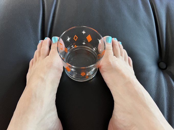 My drink is empty...and my feet are lonely...🥲 #phoebeswinger #footfan #feetabulous https://t.co/Yhr<a href="/tag/phoebeswinger"class="tags">#phoebeswinger</a><a href="/tag/footfan"class="tags"><span>#footfan</span></a><a href="/tag/feetabulous"class="tags"><span>#feetabulous</span></a>