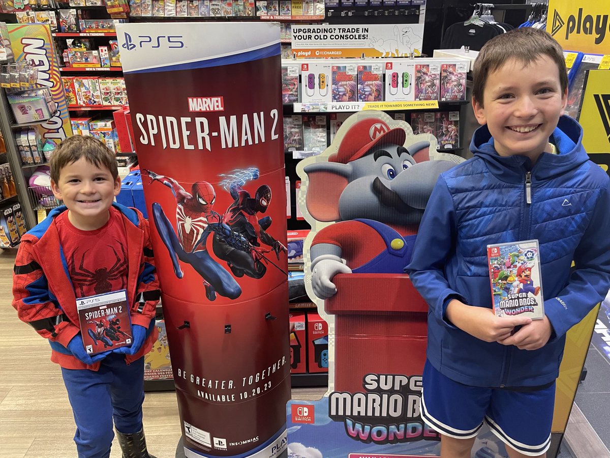 kendrikus's tweet photo. It’s been a fantastic weekend to be a kid and a couch potato.
Both games are -really- good. The boys are pretty good too 😜 https://t.co/kQNz8vAAf8