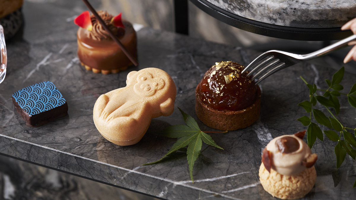 日本の47都道府県の節句や歴史にちなんだセイボリーやスイーツをお楽しみいただける"デュシタニ京都"のアフタヌーンティー。

現在は岐阜県をテーマに、飛騨リンゴのタルトや飛騨高山マスカットを使った“さるぼぼ”のモナカなど、地元食材を活かした逸品をご堪能いただけます。