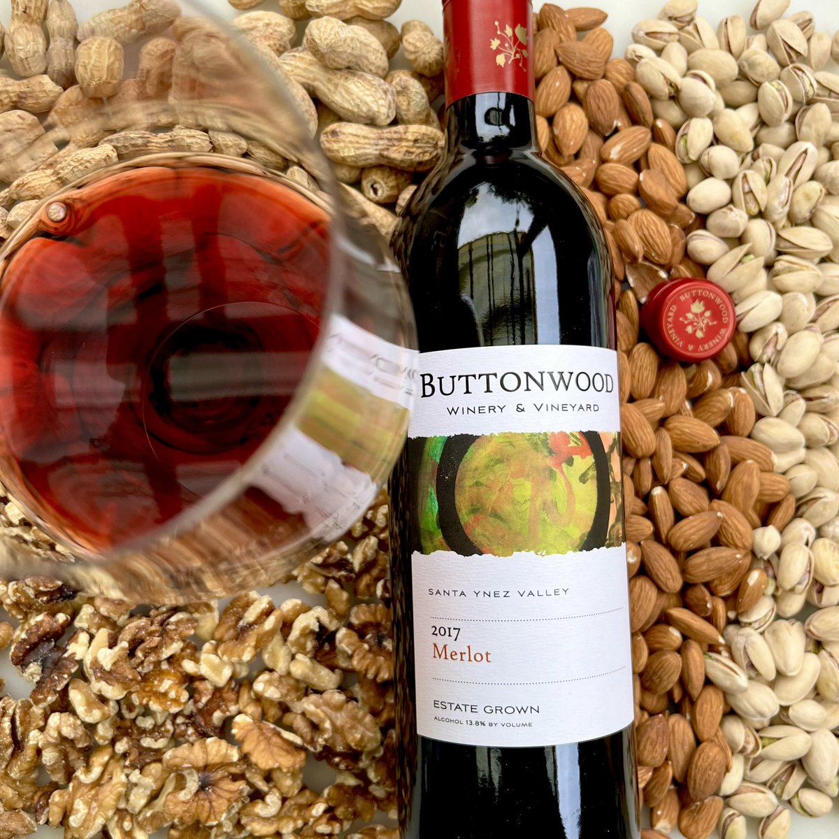 _drazzari's tweet photo. Here’s a merlot for #NationalNutDay from @ButtonwoodWine. This one has aromas of blueberry, tobacco leaf & ripe olives with flavors of black currant, cinnamon & mocha. This is a bruiser. Grab a merlot. #merlotme #merlotmonth @boozychef @JAndrewFlorezII @Kerryloves2trvl @AskRobY https://t.co/BCH8cAvTgg
