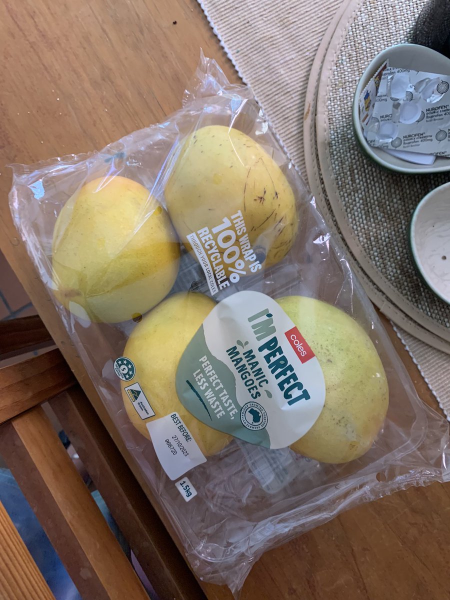 noorcy1's tweet photo. Con la terrible noticia que estos 4 mangos me costaron 100 pesos 😭 y pensar que en México hasta me los regalaban 💔 https://t.co/NQeEo3uEns