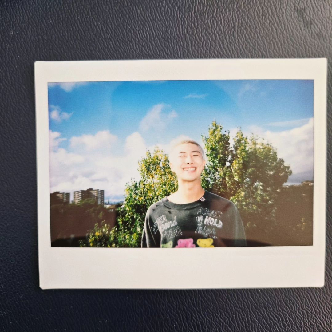 jmygmochis's tweet photo. — 📸

Nuevo post de Namjoon en Instagram

🐨: se feliz

 (1/3)

#RM @BTS_twt https://t.co/XtsNsVw6y4