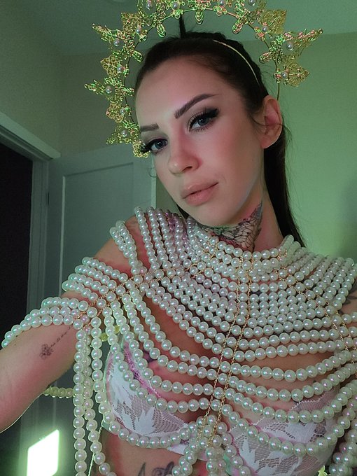 Such a goddess https://t.co/cMsAlyNNnO