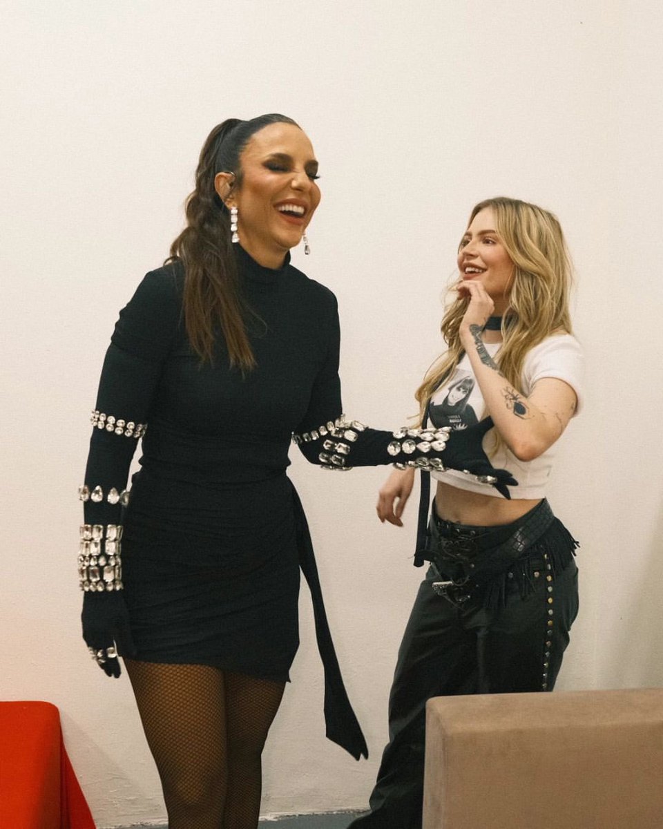JovemIveteiro's tweet photo. Eu olhei e gritei: ARTISTAS! @IveteSangalo e @LuisaSonza nos bastidores do Sambódromo do Rio de Janeiro. #Daniela40 #MicaretaRio https://t.co/turNMaCqIg