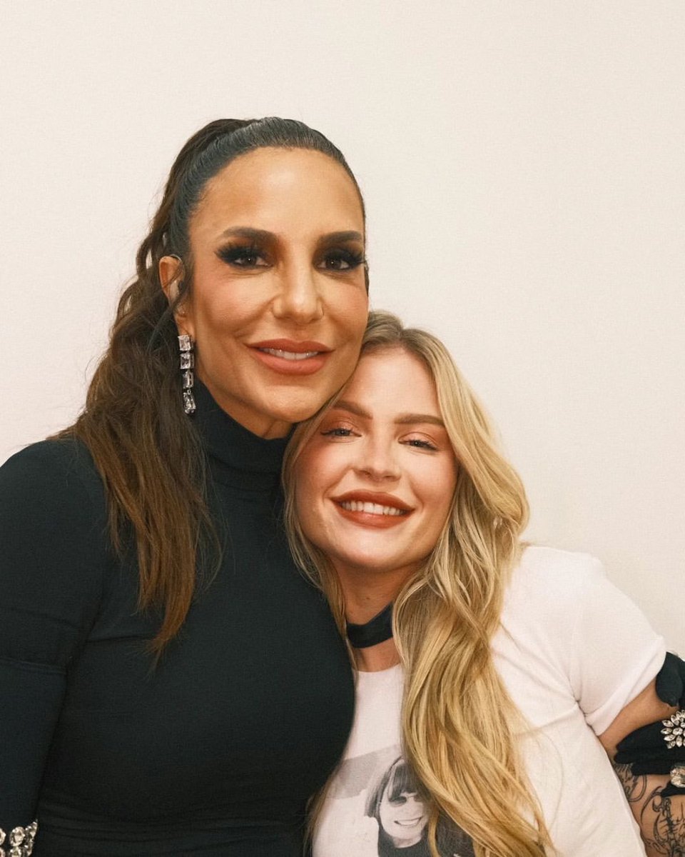 JovemIveteiro's tweet photo. Eu olhei e gritei: ARTISTAS! @IveteSangalo e @LuisaSonza nos bastidores do Sambódromo do Rio de Janeiro. #Daniela40 #MicaretaRio https://t.co/turNMaCqIg