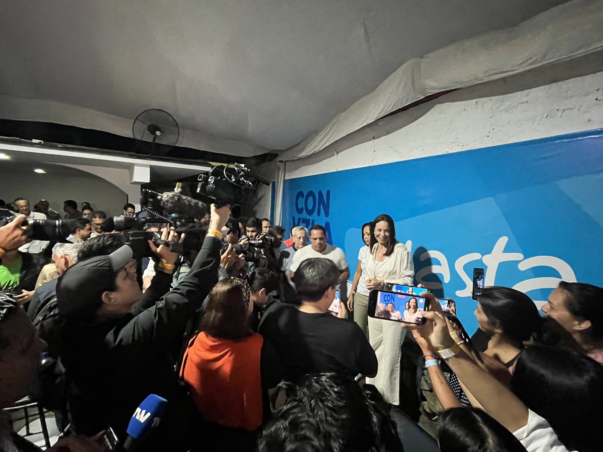 #22Oct #Primarias2023 
<a href="/victoramaya/">Víctor Amaya</a>: María Corina Machado saluda a simpatizantes en la sede de Vente Venezuela, mientras espera resultados oficiales de las #primarias2023. En los pasillos de su comando de campaña dicen estar optimistas por un “arrase” de hasta 90%.