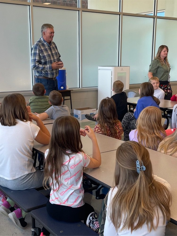 EFESSpoofhounds's tweet photo. Last week we were visited by St. Rep Jeff Farnan, used scooters in PE, turned in Fundraiser U packets (with historic participation), recognized Paws-itive Kids, and completed Bus Evac drills school wide. Short week this week, NO School on Thursday and Friday. https://t.co/ezzgjTwHLj