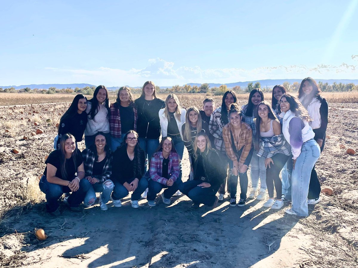 WNCCsoftball's tweet photo. No better way to spend a Sunday than at the pumpkin patch with the fam! Huge thank you to the Stover family for having us out to pick pumpkins and play games! We had a blast! #Team24 #AllAboutUs https://t.co/vaOIW7h5Ko