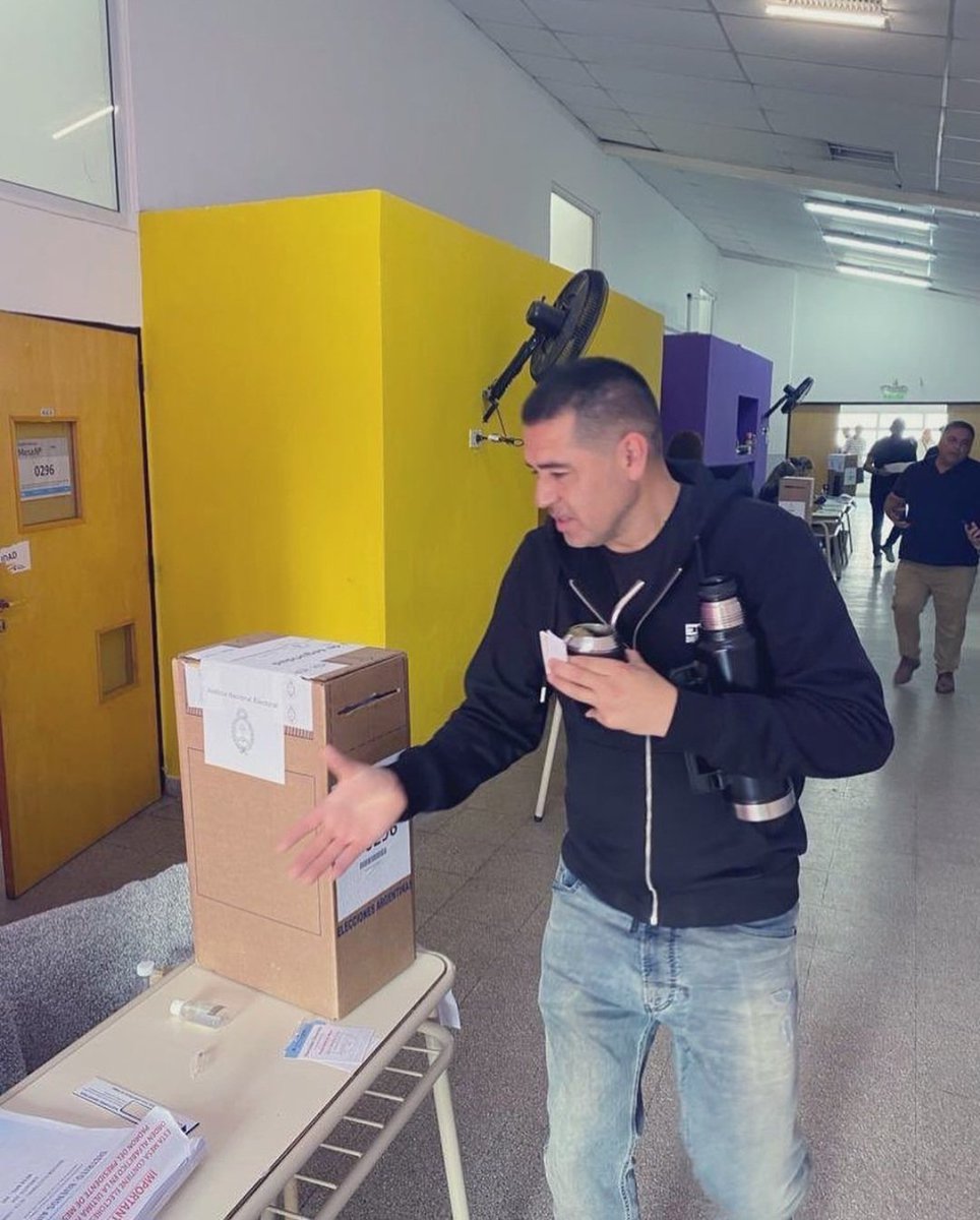wwmartuu's tweet photo. roman votando con el mate en la mano😍😍 https://t.co/cd60r5LIId