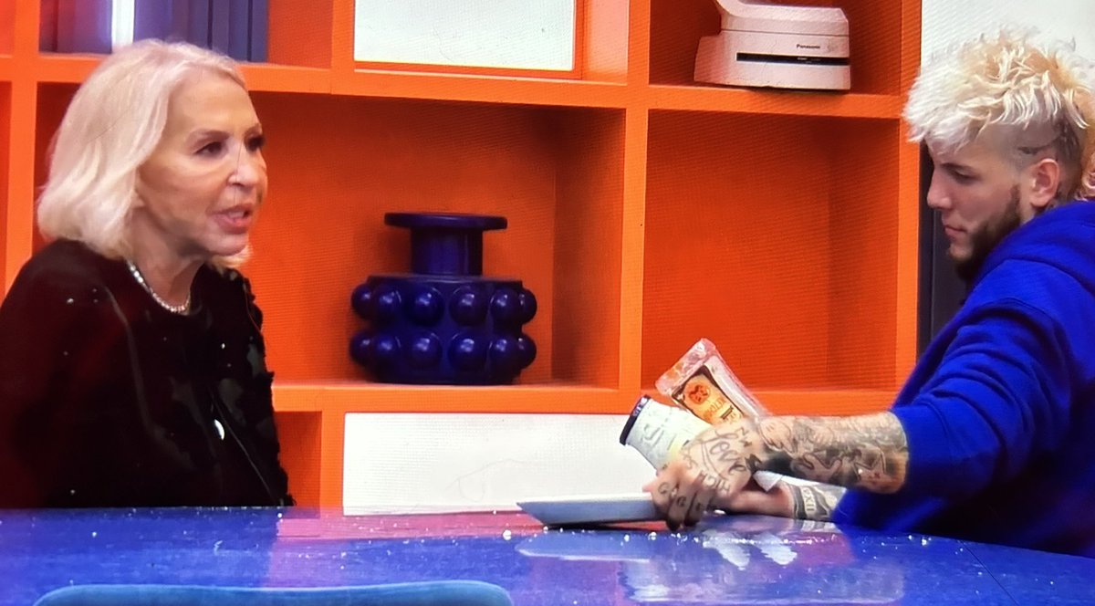 Jass2802's tweet image. Laura Bozzo: “La gente no me quiere”  #GHVIP22O #GHVIP230

Laura está rebotada por no salvarse primera 🤣🤣🤣