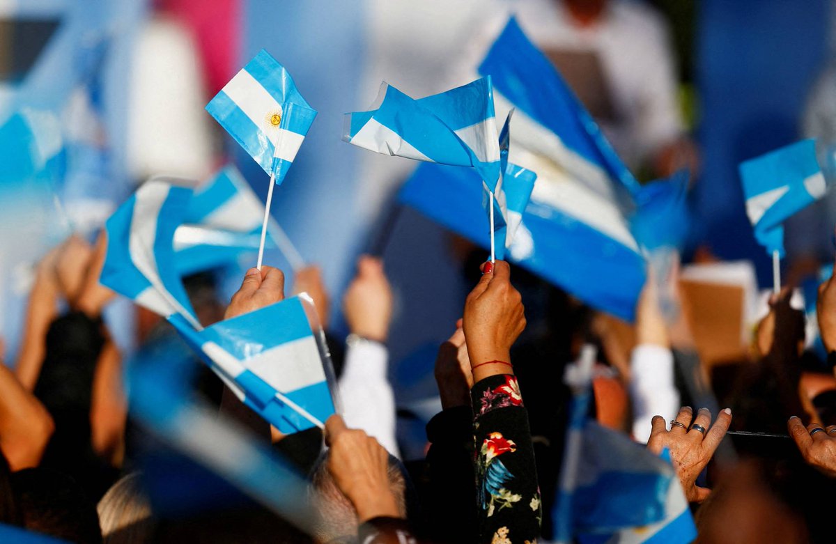 ChiguireBipolar's tweet photo. País latinoamericano se debate nuevamente entre cuál futuro de mierda elegir  https://t.co/3U9hQkh2ce https://t.co/9We8PFAjQ4
