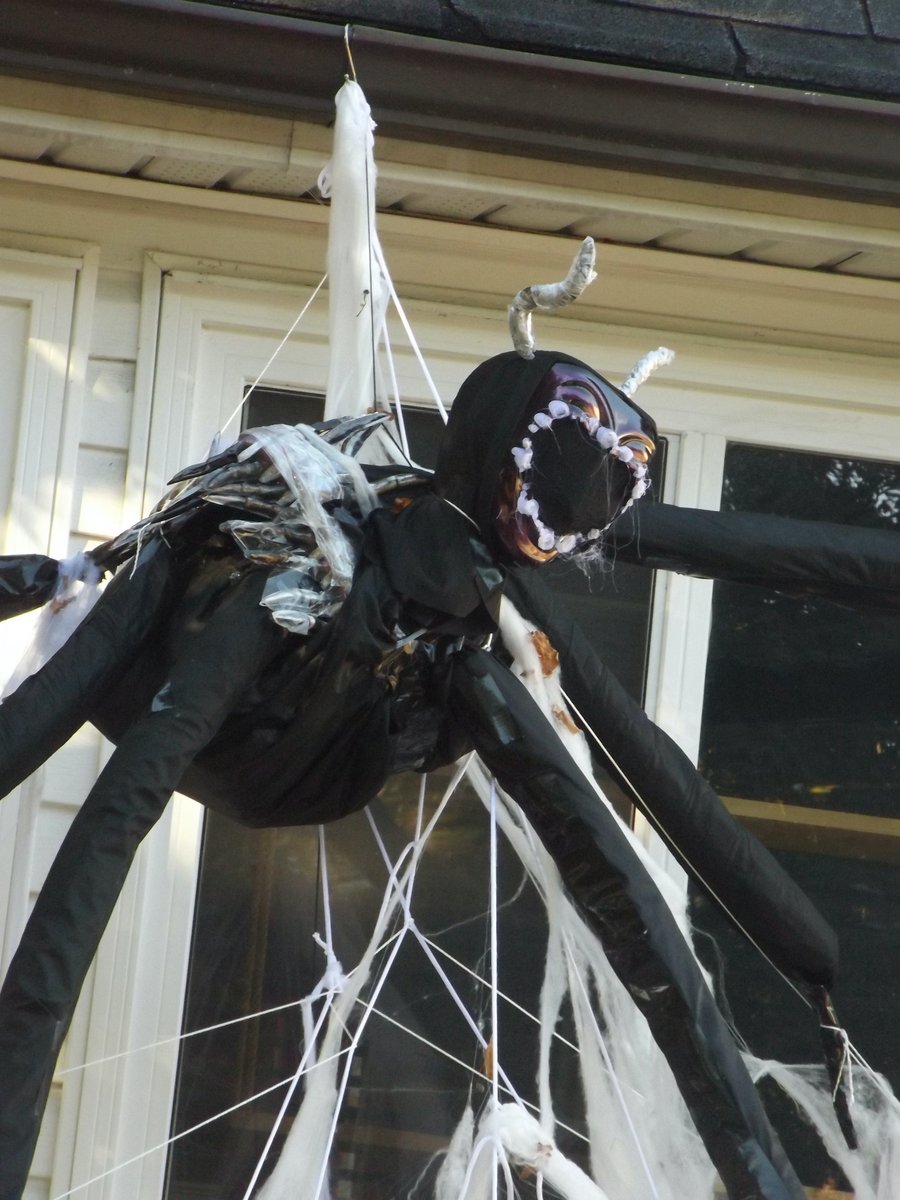 TorPoet's tweet photo. Scary Season 23.01
https://t.co/G3fAUQbMwk
#Toronto #halloween #spiders #ghosts #inflatables #spooky #scary #decor #frontlawn #porch #spiderweb #It #balloon #WordPress #travel #photography #Ontario https://t.co/AOP2NlucCs