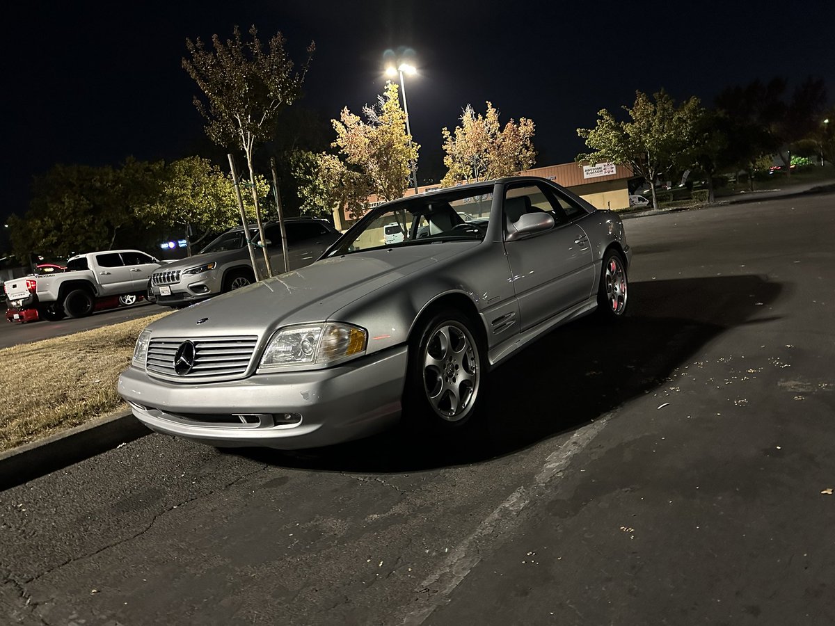 GoodwillFOS's tweet photo. So I picked this up as a flip but Im considering keeping it longer term. Its a 2002 sl500 Silver Arrow.

With only 45k on the clock with a really reliable m113 v8.

The top hydraulics leak, but I’m working on them right now. https://t.co/dBtKNuQEsS