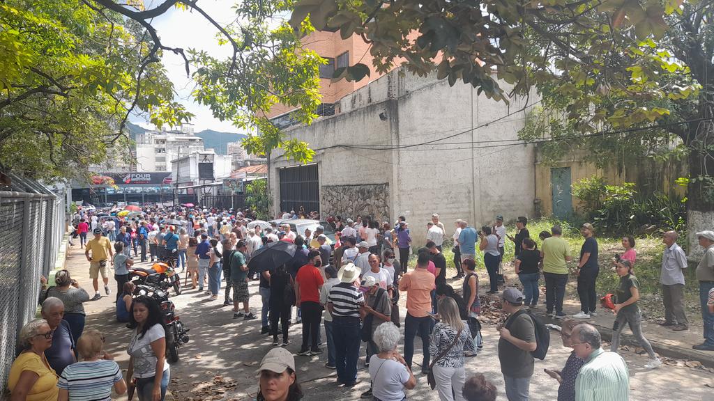 Panzerpedro's tweet photo. #MegaFraude???? Que va compadre, eso sólo se lo creen 4 chavistas y el adeco #Pajuo ese. https://t.co/ClhBQdYfrQ