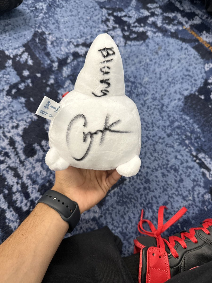 funniest interaction <a href="/TwitchCon/">TwitchCon</a> with <a href="/ethannestor/">ethan</a> 
thx for signing slugcat's ass