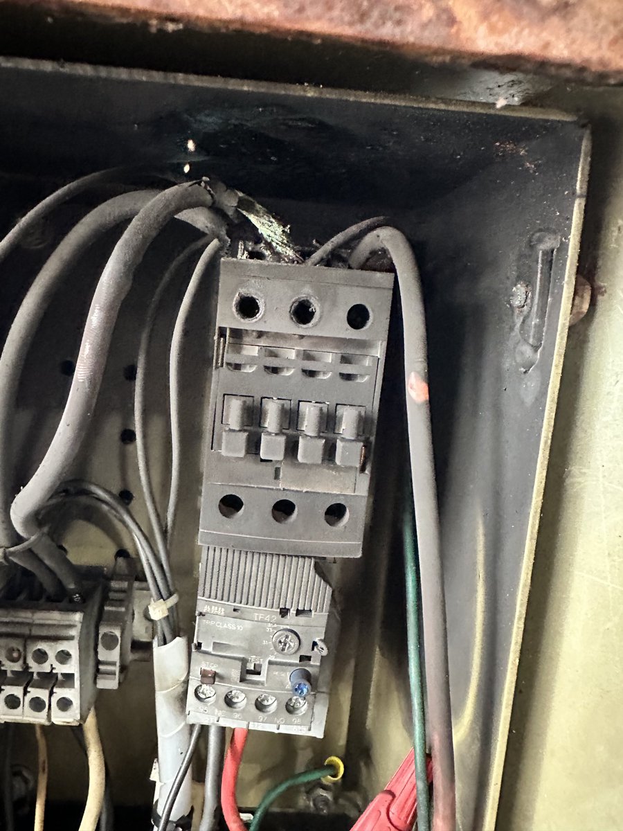 heinz_skip's tweet image. Our Precision fan control box burned up. Had incoming power issues that cause the controls to burn up.instead of spreading money to replace it, I used an outdoor breaker box, a couple breakers, rewired it, has a timer on it for days and hrs to run. Less than 200 bucks. All is 👍