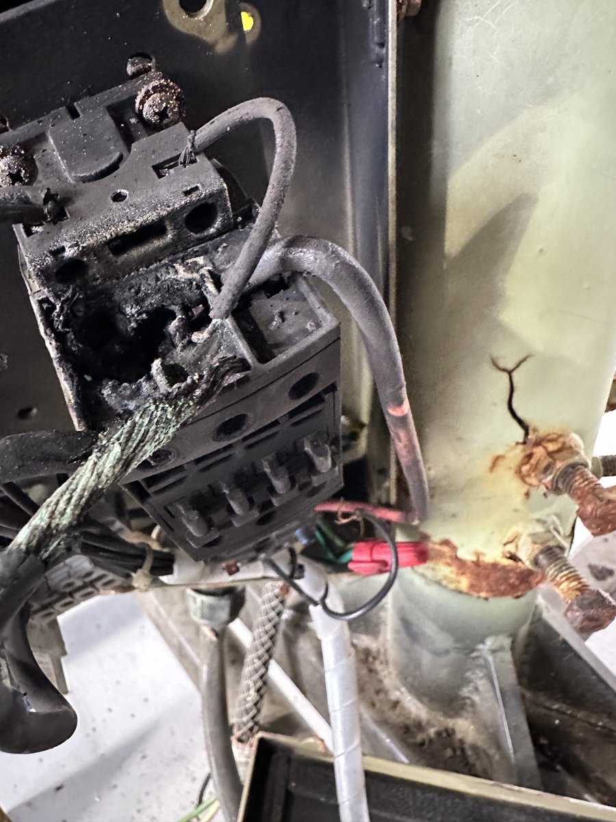 heinz_skip's tweet image. Our Precision fan control box burned up. Had incoming power issues that cause the controls to burn up.instead of spreading money to replace it, I used an outdoor breaker box, a couple breakers, rewired it, has a timer on it for days and hrs to run. Less than 200 bucks. All is 👍