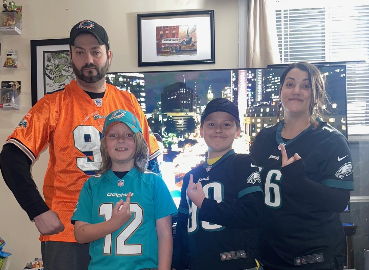 southiemike518's tweet photo. #FinsUp     and #FlyEaglesFly    its a house divided tonight!!! https://t.co/XK46Aff0VF