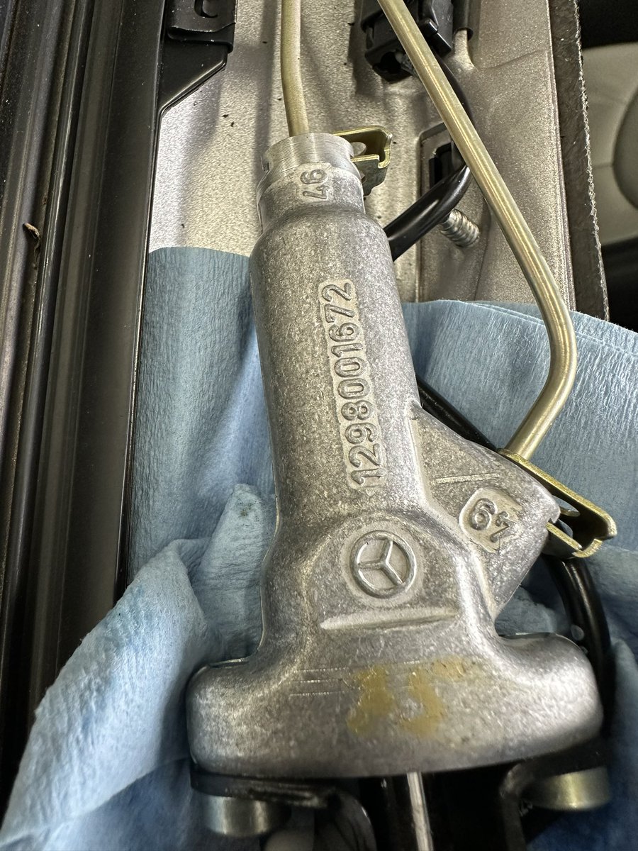 GoodwillFOS's tweet photo. It turns out the front locks are pretty accessible. The fluid is flooding past the cylinders, probably due to lack of use.

Rebuilt units are about $75 each and are on the way. https://t.co/7hdCx2YNBf