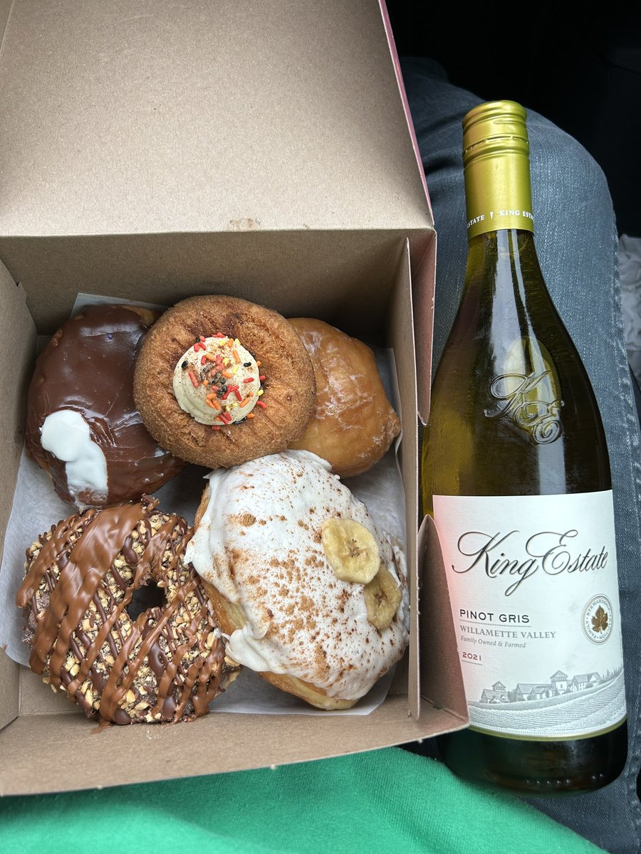 MIRogerC's tweet photo. Great Parents Weekend @uoregon with our youngest Duck 😀😍.  Football, volleyball, Voodoo Doughnuts, Willamette Valley wine, hiking and catching #USAGP. https://t.co/ckiZ8WqSXp