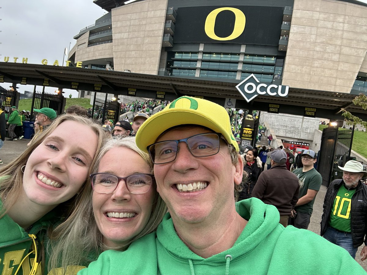 MIRogerC's tweet photo. Great Parents Weekend @uoregon with our youngest Duck 😀😍.  Football, volleyball, Voodoo Doughnuts, Willamette Valley wine, hiking and catching #USAGP. https://t.co/ckiZ8WqSXp