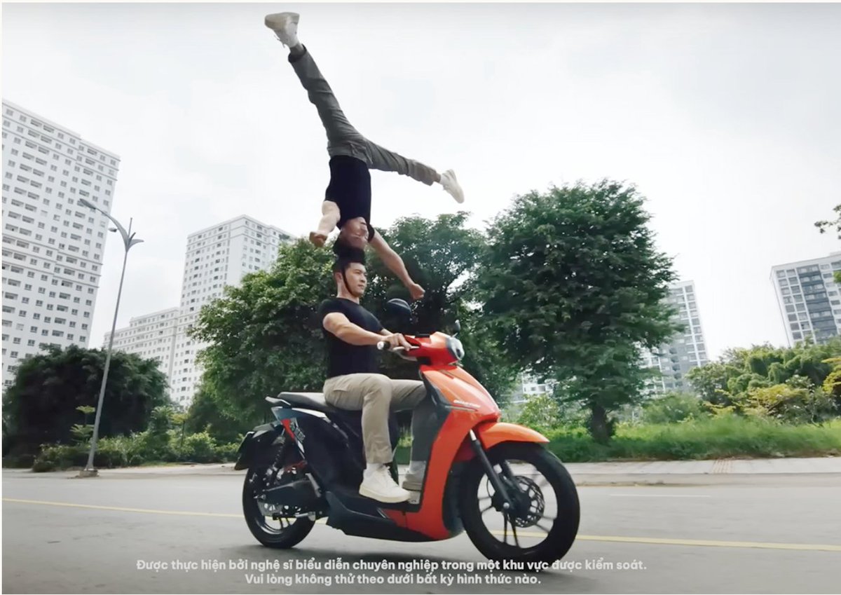 kedovinh267's tweet photo. Dạo gần đây cứ so sánh NT và anh em QC-QN, tại sao lại so sánh khi 1 bên được cấp phép quảng cáo, được sp hàng thứ khác, còn 1 bên biểu diễn không giấy phép lái xe, không bảo hộ ? đã có ai coi hậu trường cả 2 chưa mà lại so sánh ? #VNXNet #thongtin #Baochi https://t.co/19CI2ydkSV
